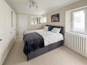 un dormitorio con una cama y una ventana en Admiral's Lookout, en Ilfracombe 13 fotos más