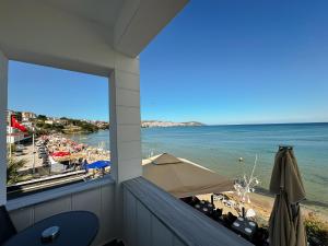 a balcony with a view of the ocean at Beyaz Ev Otel Restaurant in Eskiömerler
