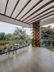 Un patio grande con un montón de plantas en macetas. en Luxury Retreat Villa, en Kolhapur 5 fotos más