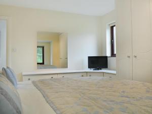 Телевизор и/или развлекательный центр в Storrs Retreat