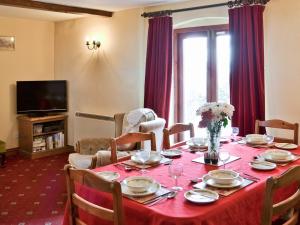 Μια τηλεόραση ή/και κέντρο ψυχαγωγίας στο Craneham Court