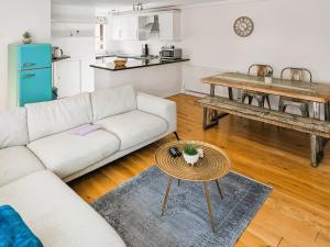 un salon avec un canapé et une table dans l'établissement Curiosity Cottage, à Eyam