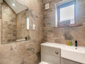 une salle de bain avec toilettes et lavabo dans l'établissement Oak Cottage - Uk45576, à Maltby le Marsh 6 autres photos