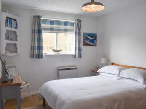 a bedroom with a bed and a window at Garden Cottage - Uk30590 in Polperro