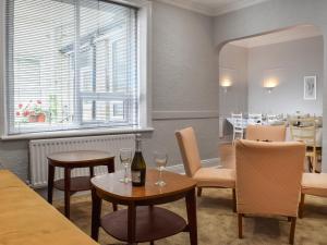 Un comedor con copas de vino y mesas. en Drumford, en Blackpool