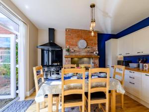 Η κουζίνα ή μικρή κουζίνα στο Sea Fever +23 φωτογραφίες