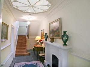 Una sala de estar con chimenea y una escalera. en Cutcliffe Chambers - Hppr, en Bideford