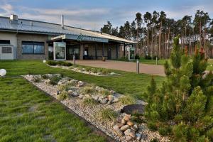un bâtiment avec un jardin en face dans l'établissement Penati Golf Resort, à Šajdíkove Humence