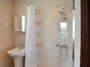 ein Badezimmer mit Dusche und Waschbecken in der Unterkunft The Yellow House in Padstow