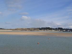 ein Wasserkörper mit einem Strand im Hintergrund in der Unterkunft The Yellow House in Padstow + 2 Fotos