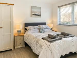 En eller flere senge i et værelse på The Sand Martin