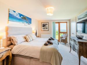 Un dormitorio con una cama grande y un televisor. en Beachbreak - Uk42996, en Woolacombe 21 fotos más