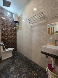 un bagno con lavandino e specchio di Devi Residency - Near Prem Mandir Bankey Bihari Vrindavan a Vrindāvan