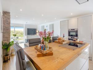 cocina y sala de estar con una gran mesa de madera. en Swn Y Mor, en Trearddur 23 fotos más