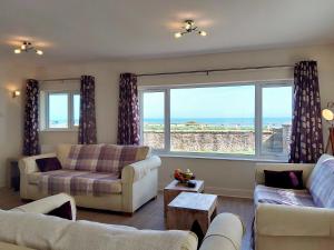 ein Wohnzimmer mit Blick auf das Meer in der Unterkunft Merrywind in Beadnell