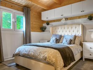 Ένα ή περισσότερα κρεβάτια σε δωμάτιο στο Ivy Lodge +4 φωτογραφίες