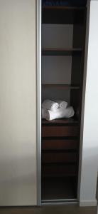 Un armario con una pila de toallas dobladas dentro. en Luz del Nahuel, en San Carlos de Bariloche