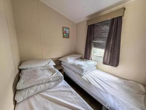 Postel nebo postele na pokoji v ubytování Lovely 6 Berth Caravan With Decking At California Cliffs In Scratby Ref 50027F