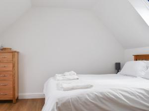 Un pat sau paturi într-o cameră la Roe Cottage - Uk33490