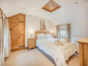 Un dormitorio con una cama grande con toallas. en The Forge - Uk44517, en North Thoresby