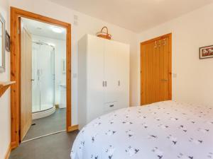 una camera da letto con un letto e un bagno di Single Malt Cottage a Geary Altre 5 foto