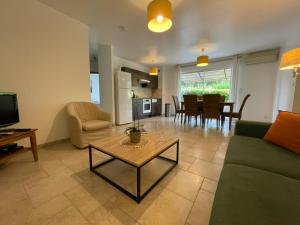 una sala de estar con un sofá y una mesa en Villa Verdi, en Montauroux