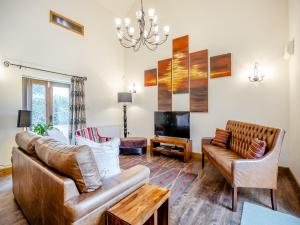 Una sala de estar con un sofá y un televisor. en The Granary - Uk44520, en North Thoresby