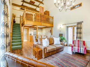 Una sala de estar con un sofá y una escalera. en The Granary - Uk44520, en North Thoresby