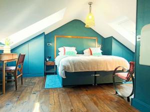 ヘイスティングスにあるBenchwood Houseの青い壁のベッドルーム1室 +23枚の写真
