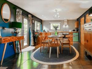 ヘイスティングスにあるBenchwood Houseのキッチン(テーブル、椅子付)