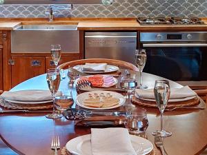 ヘイスティングスにあるBenchwood Houseのテーブル(食べ物、ワイングラス付)