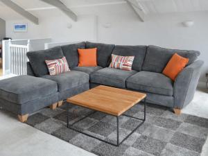een woonkamer met een bank en een salontafel bij St Monicas in Fowey