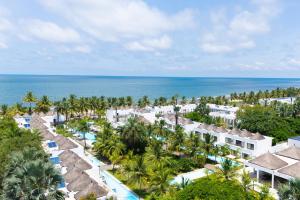 una vista aerea del resort e dell'oceano di Kalimba Beach Resort a Kotu