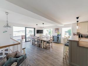 Una cocina y una sala de estar con mesa y sillas. en Stanton, en Bangor