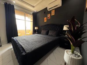 Postel nebo postele na pokoji v ubytování Islamabad Apartment