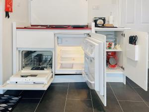 Kuchyň nebo kuchyňský kout v ubytování Black Pan Holiday Cottage