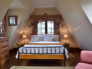 una camera da letto con letto in mansarda di Baker's Cottage a Hotham