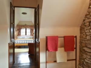 un bagno con asciugamani rossi e uno specchio di Baker's Cottage a Hotham Altre 12 foto