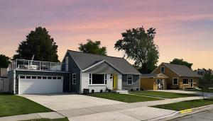 a house with a garage at 1 min - Lambeau Rooftop Entertainment Garage in Green Bay +23 photos