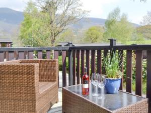 ケズウィックにあるFell View Lodgeのテーブル(ボトル2本、グラス付) +1枚の写真