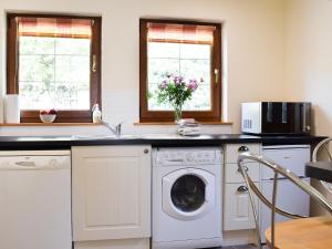 a kitchen with a washing machine and a sink at Little Tigh Craggan - Uk10204 in Weem