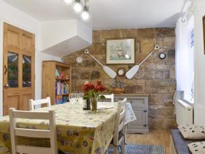 ein Esszimmer mit Tisch und Stühlen in der Unterkunft Quaker's Cottage in Carlin How
