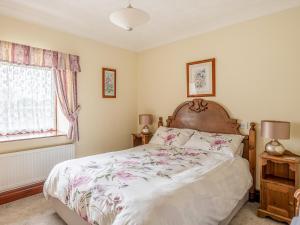 ピカリングにあるThe Stables - Uk49964のベッドルーム1室(花柄のベッドカバー付)