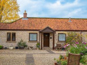 ピカリングにあるThe Stables - Uk49964のオレンジ色の瓦屋根の石造家