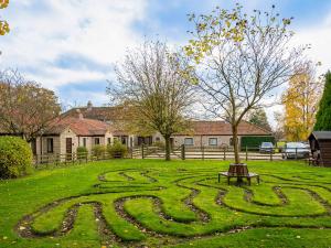 ピカリングにあるThe Stables - Uk49964の芝生にベンチがある円形の庭園 +13枚の写真