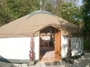 Jurte mit einer Tür in der Mitte in der Unterkunft Elodie Yurt in Bishopsteignton