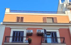 Το κτήριο όπου στεγάζεται  το διαμέρισμα +3 φωτογραφίες