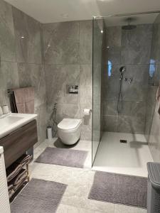 une salle de bain avec une douche, des toilettes et un lavabo dans l'établissement Mercury Tower Apartments By Dahlia, à San Ġiljan