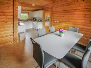 una sala da pranzo con tavolo e sedie bianchi di The Lodge a Storrington