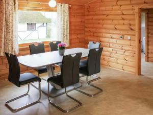 una sala da pranzo con tavolo e sedie di The Lodge a Storrington